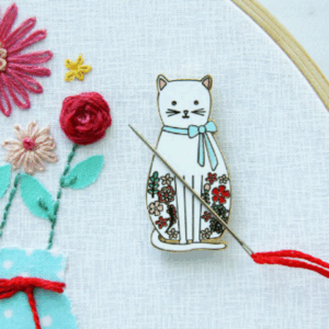 Flamingo Toes Magnetic Needle Minder: White Floral Cat